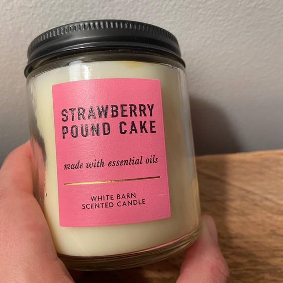 Bath & Body Works, Strawberry Poundcake candle, NWT
